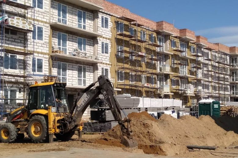  На фото – строительство жилого комплекса в Санкт-Петербурге