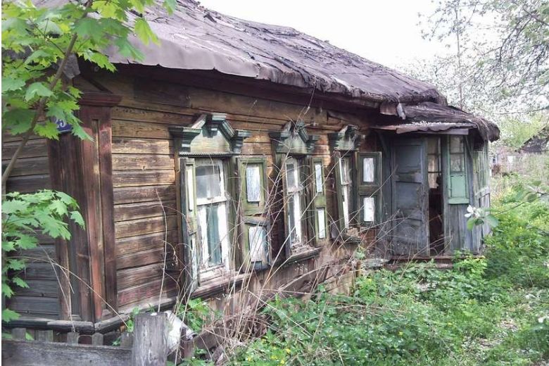 На фото – обветшалый дом в деревне