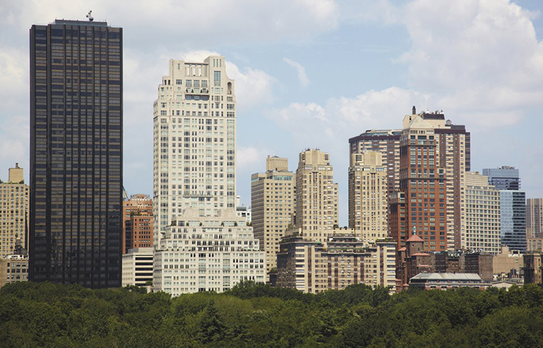 15 Central Park West (второе здание справа)