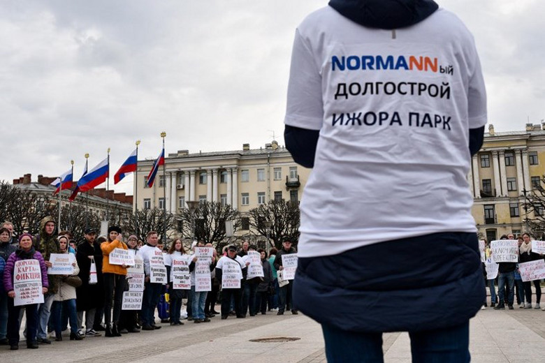 На фото - митинг обманутых дольщиков компании Normann