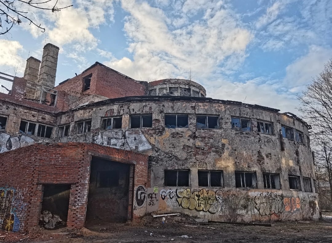На фото — заброшенное здание у метро Нарвская