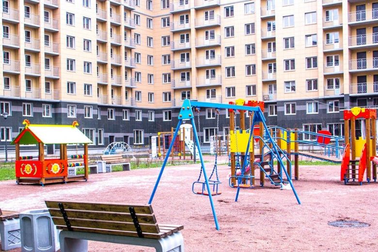 На фото — детская площадка у новостройки