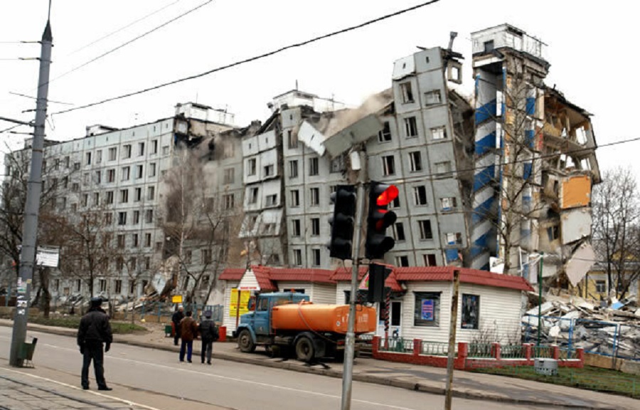 На фото — снос фенольной многоэтажки