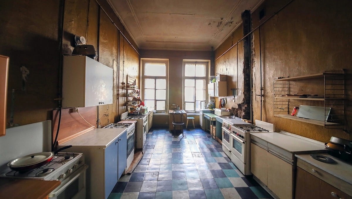 На фото — кухня в коммуналке