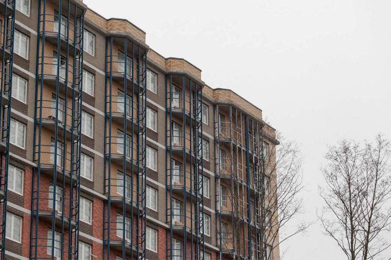 На фото — окна новостройки в Санкт-Петербурге