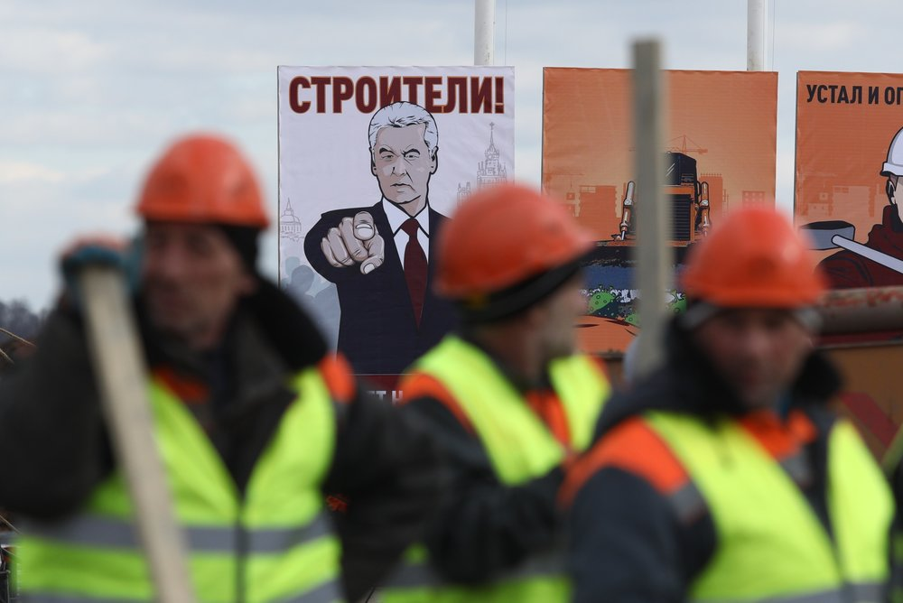 На фото — строители в Москве