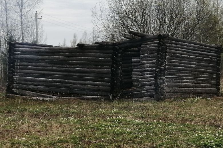 На фото - объявление о продаже сруба