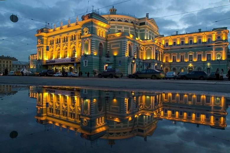 На фото - Мариинский театр