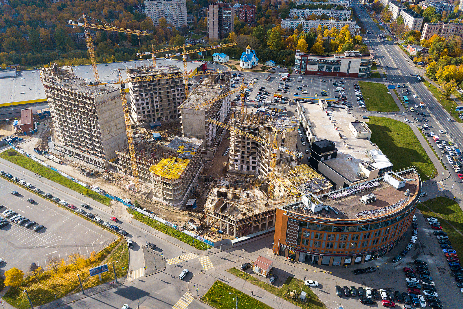 ЖК «GloraX City Заневский» строится в окружении торговых центров