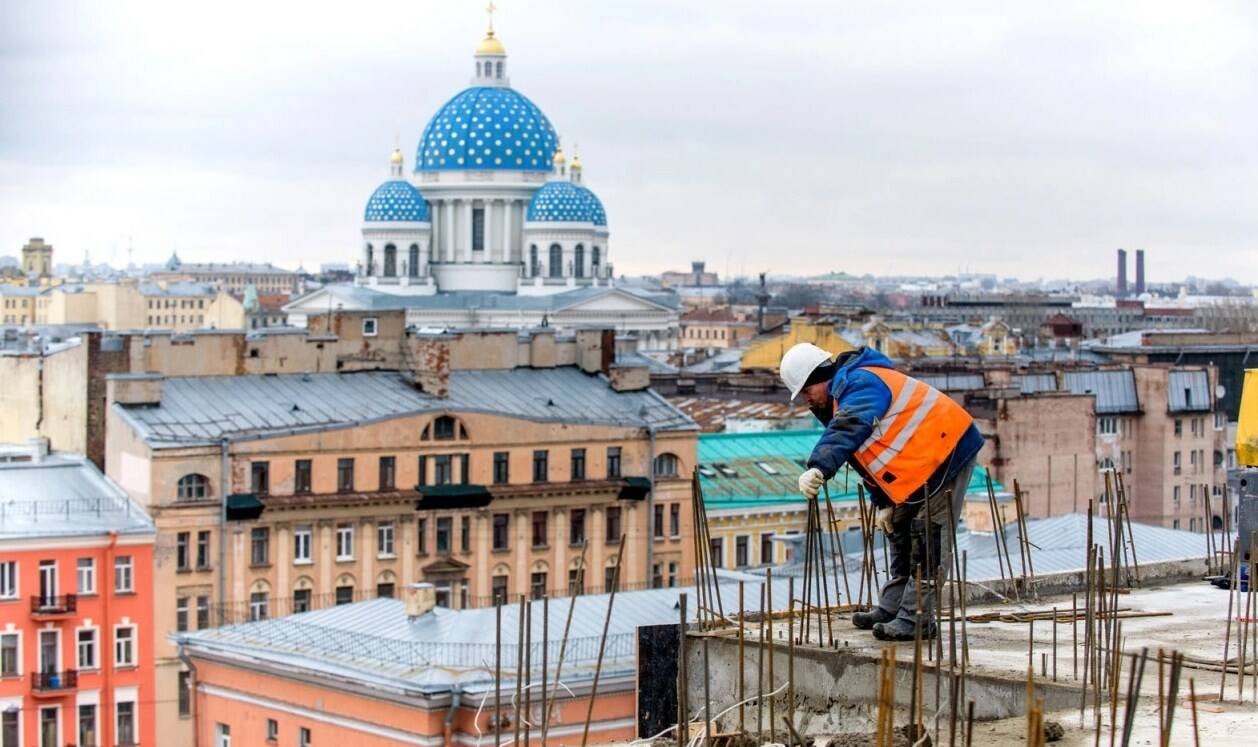 На фото — рабочий на строительстве дома в Санкт-Петербурге